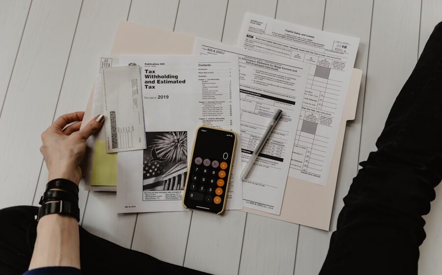 Expert croisant plusieurs méthodes d'évaluation pour estimer un bien immobilier